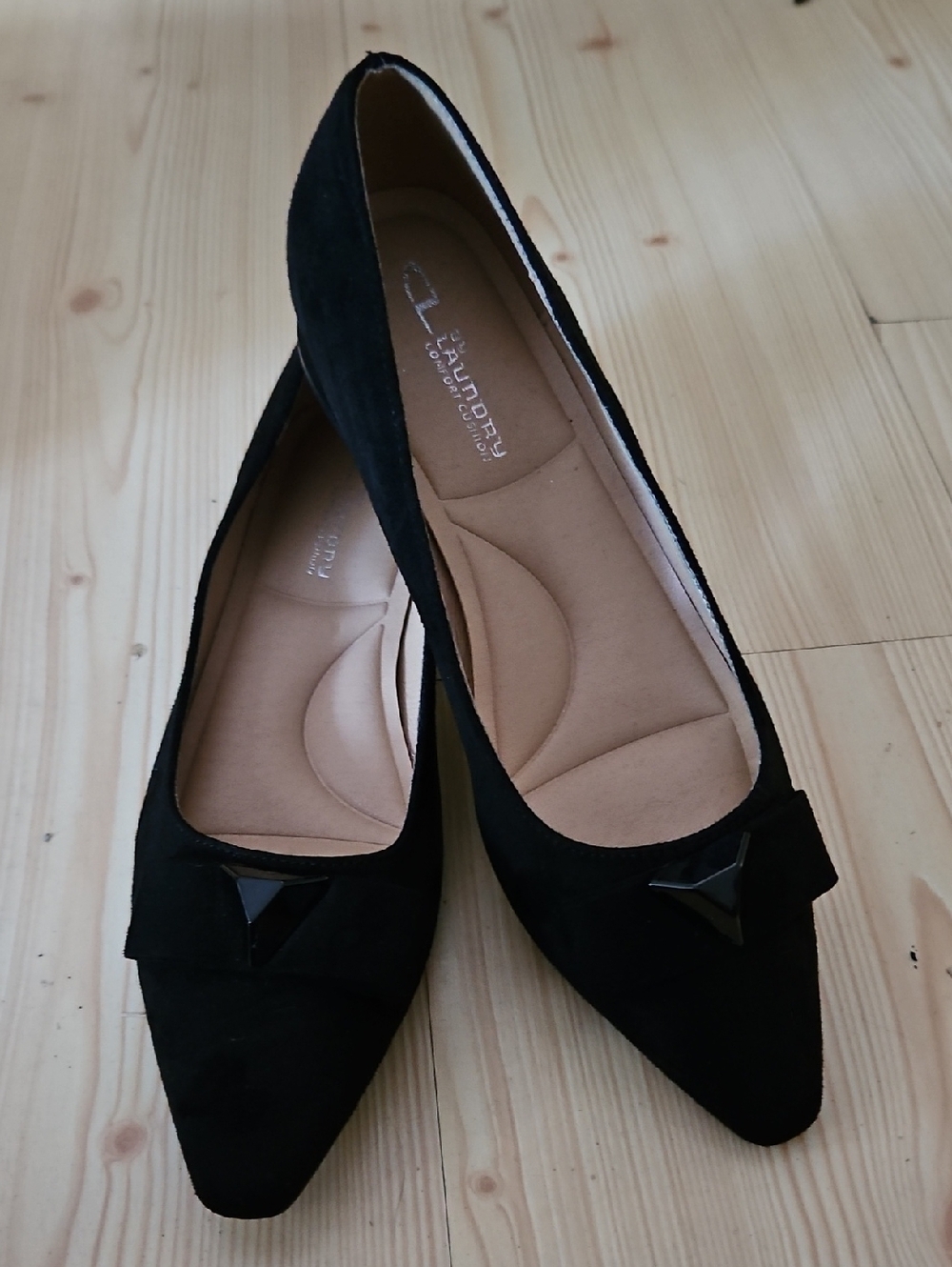 CL by Laundry Black Pointed-Toe Faux Suede Flats, Bow with Glossy Triangular Ctr